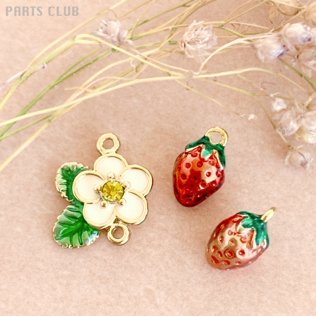 新作いちごチャームで、甘さをひとさじ。 大人の気分にも寄り添う