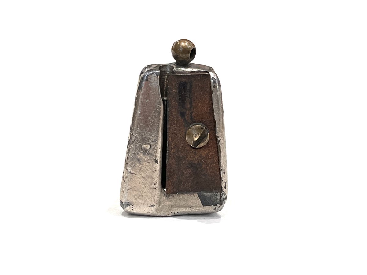 大江戸骨董市にて。鉛筆削りは釣鐘型？で、紐を通せる形。 背面の刻印