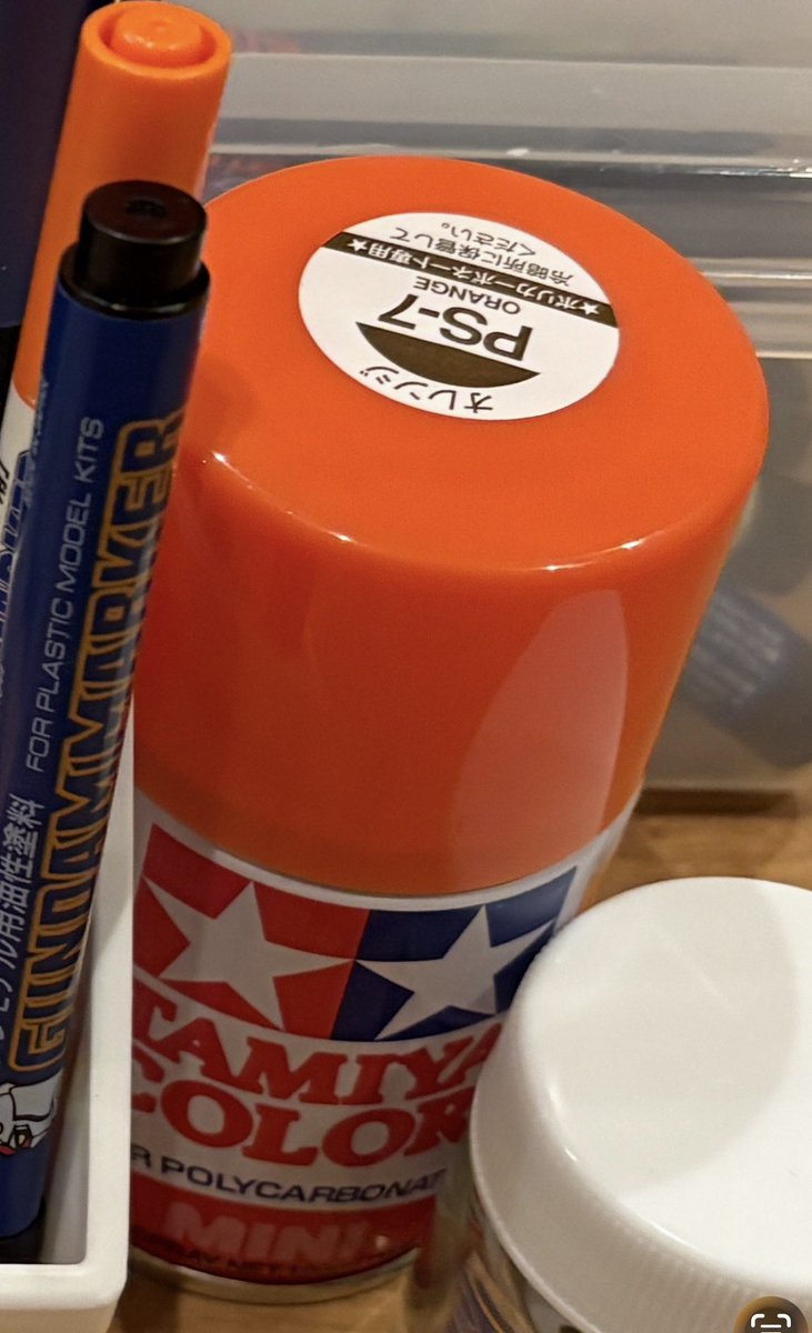 100均でペン立て買ってガンダムマーカー立てました😁 早速スプレー吹い