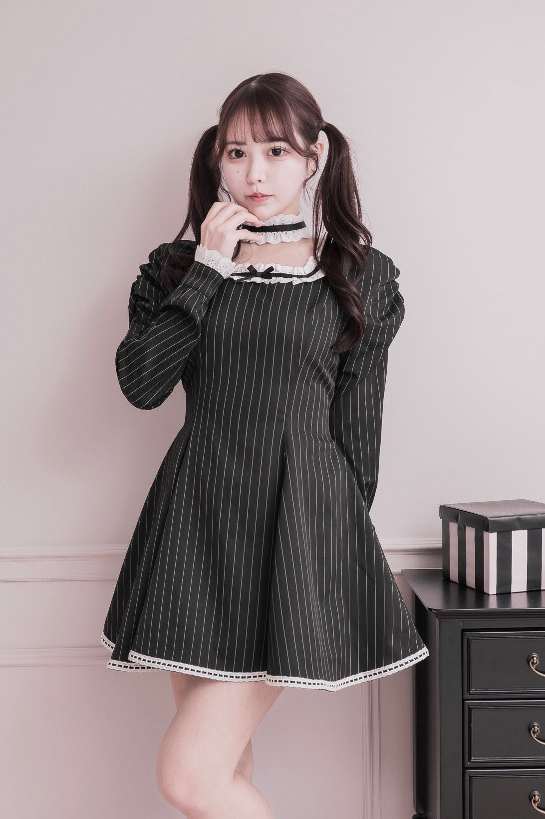 pium チョーカー付きコットンフリル長袖ワンピース ブラックストライプ