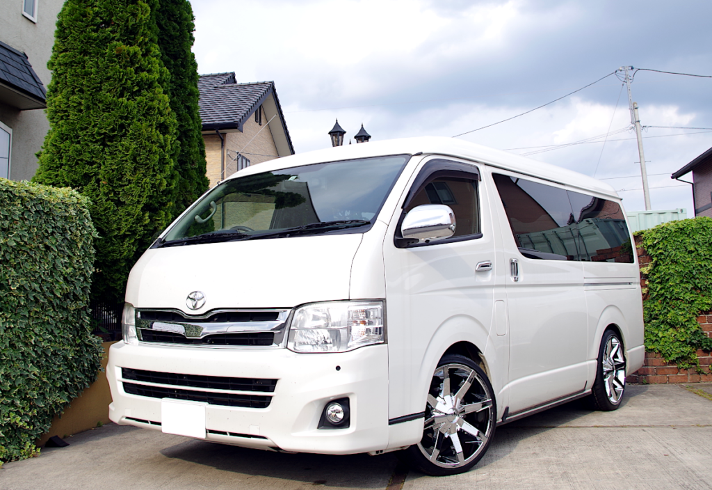 ハイエース 200系 x KMC KM651 スライド 20インチ - プラドファン