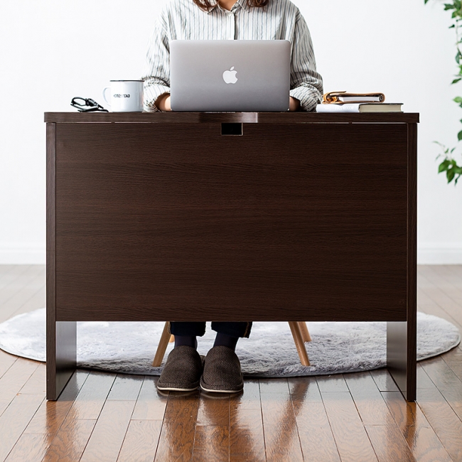 学習用、書斎用など様々な用途で使用できるシンプルな木製デスクを5月7