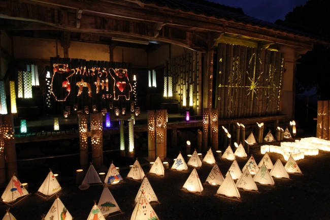 三千本の灯りに包まれる幻想的な空間。震災をきっかけに始まった