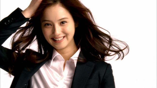 スーツを着る全ての女性に・・・スーツの良さを物語る、活き活きとした