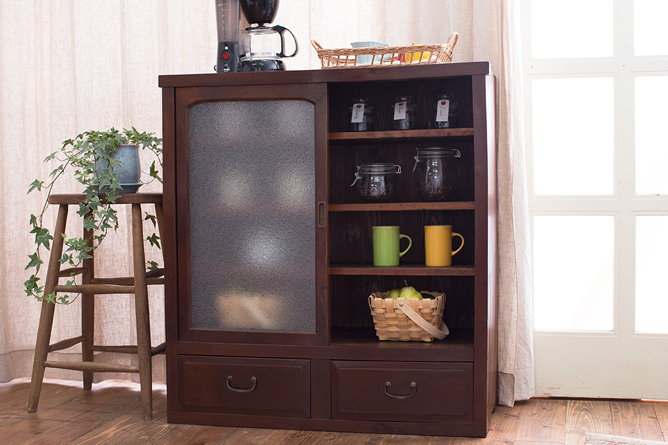 ノスタルジックな魅力。昭和レトロなガラス戸棚のすすめ