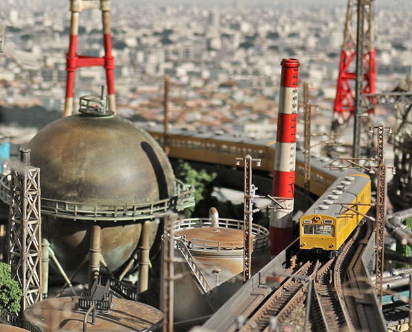 そびえ立つプラント群、神秘的な雰囲気を漂わせる工業地帯ジオラマ