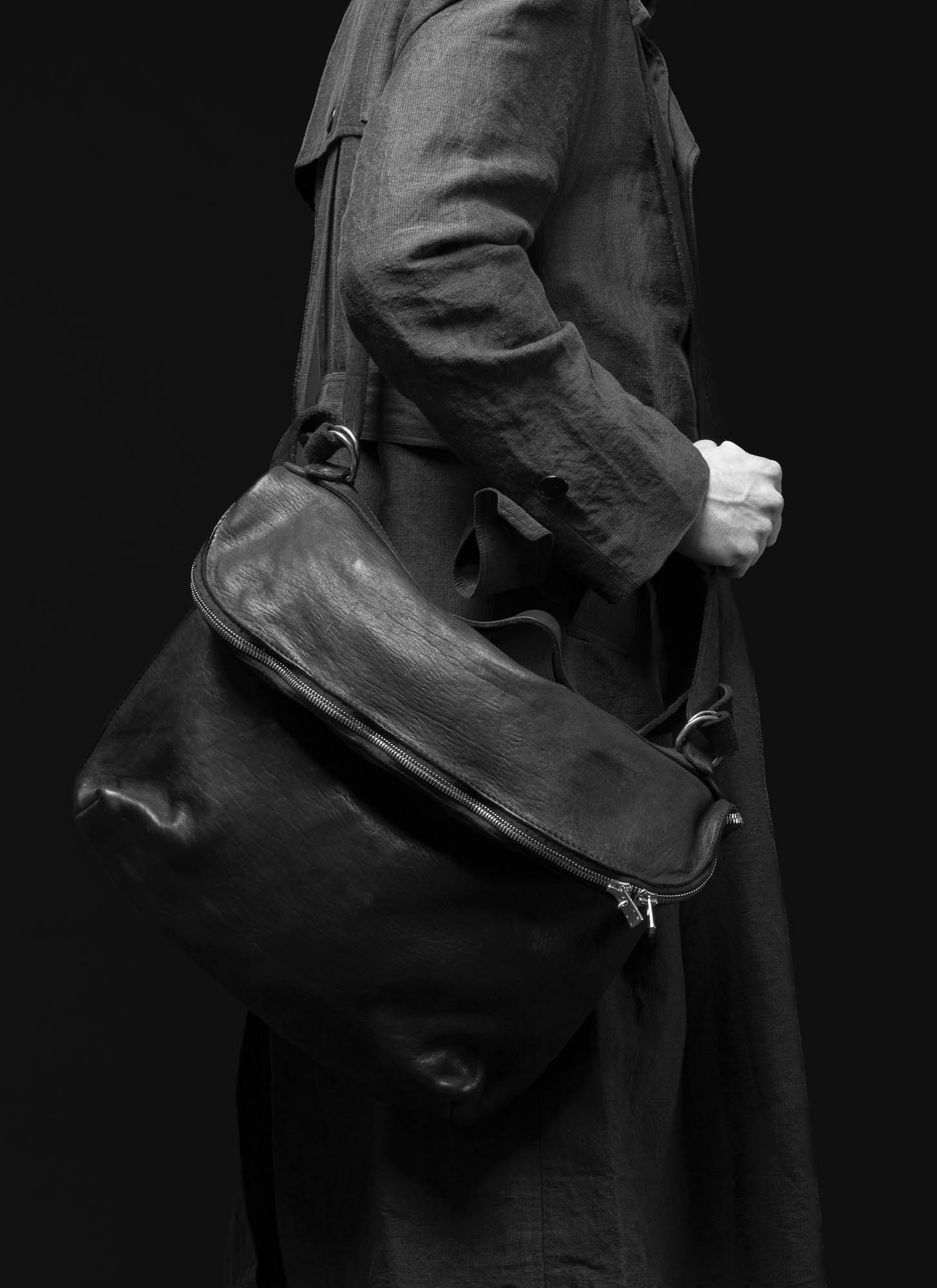 GUIDI M10 Messenger Bag, black, horse leather