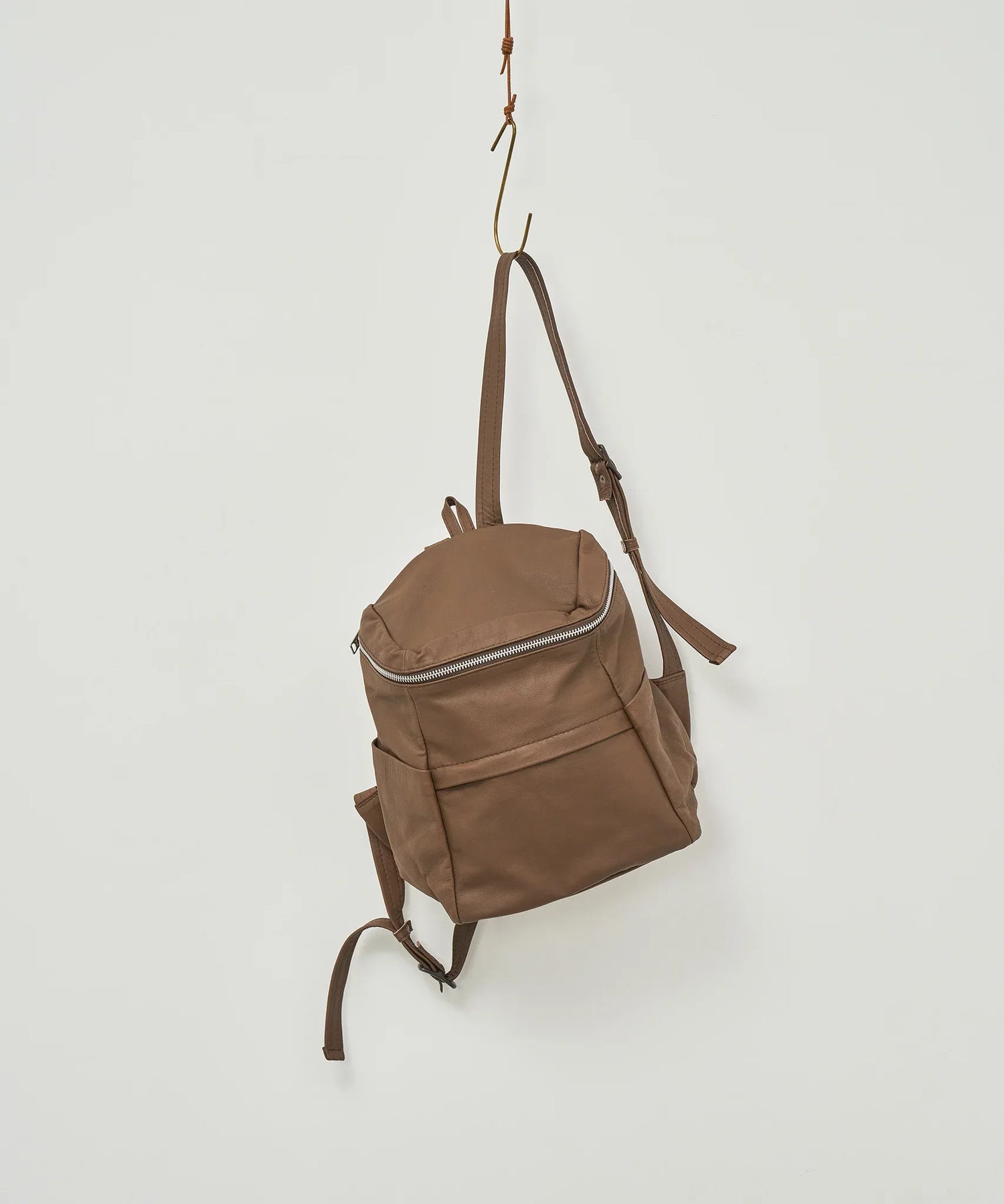 REN】《リュック》シンプルで軽いレザー素材の小さめリュック。