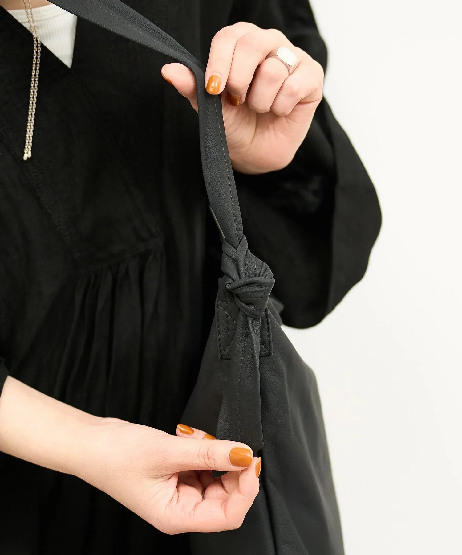 シンプルで柔らかいスクエア型のファスナー付きやぎ革ショルダーバッグ