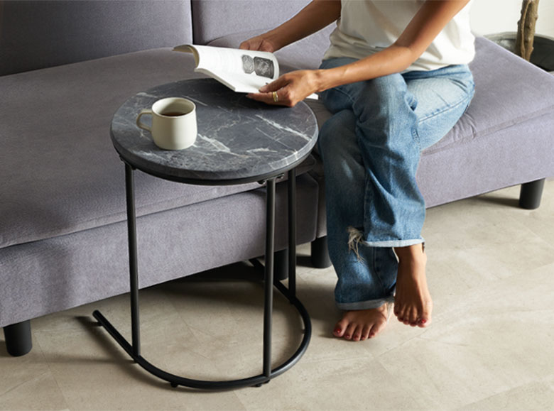 傷や汚れに強い新素材を使用した大理石調天板とスチール脚で仕上げた