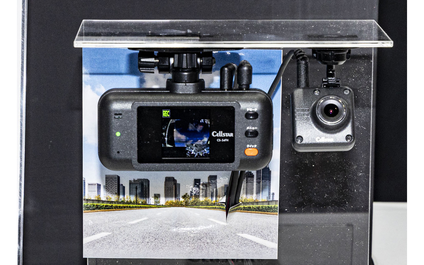 ドラレコ＋レーダーの二刀流！セルスター工業の注目モデルが会場の視線