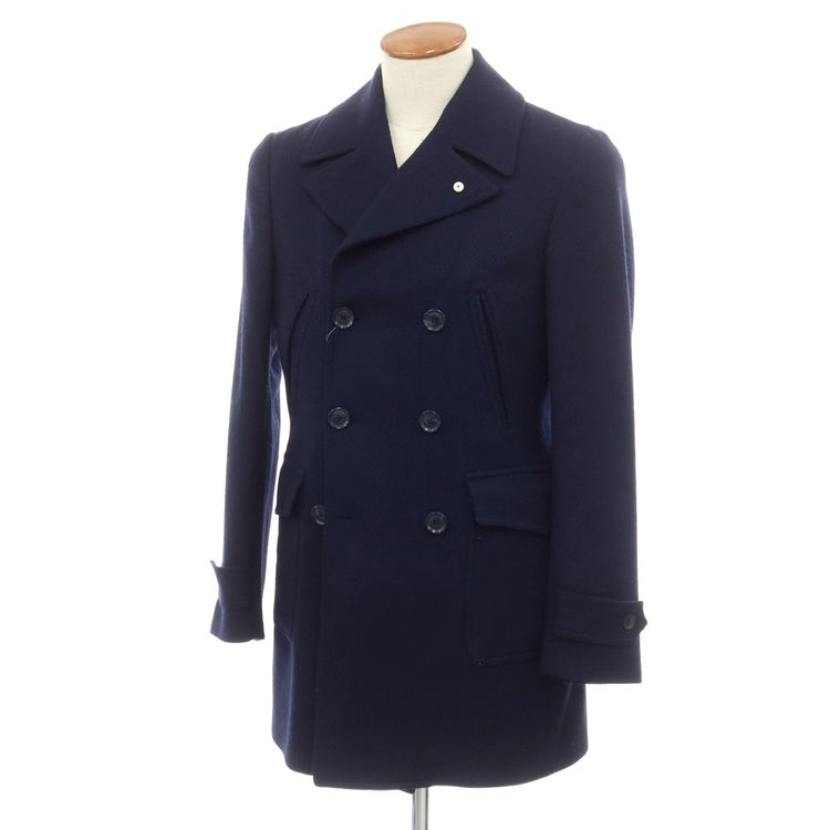 ネイビーのダブルチェスターコートで魅せる大人の冬スタイル｜LBMを