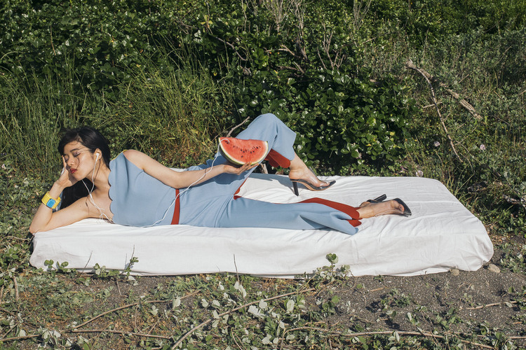 あいみょん、“君はロックを聴かない”MV公開＆「ロック洋楽名盤CD