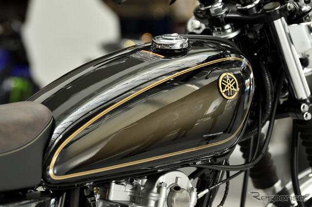 ヤマハの名車『SR400』のタンクがミニチュアに、300個を限定販売へ 3枚