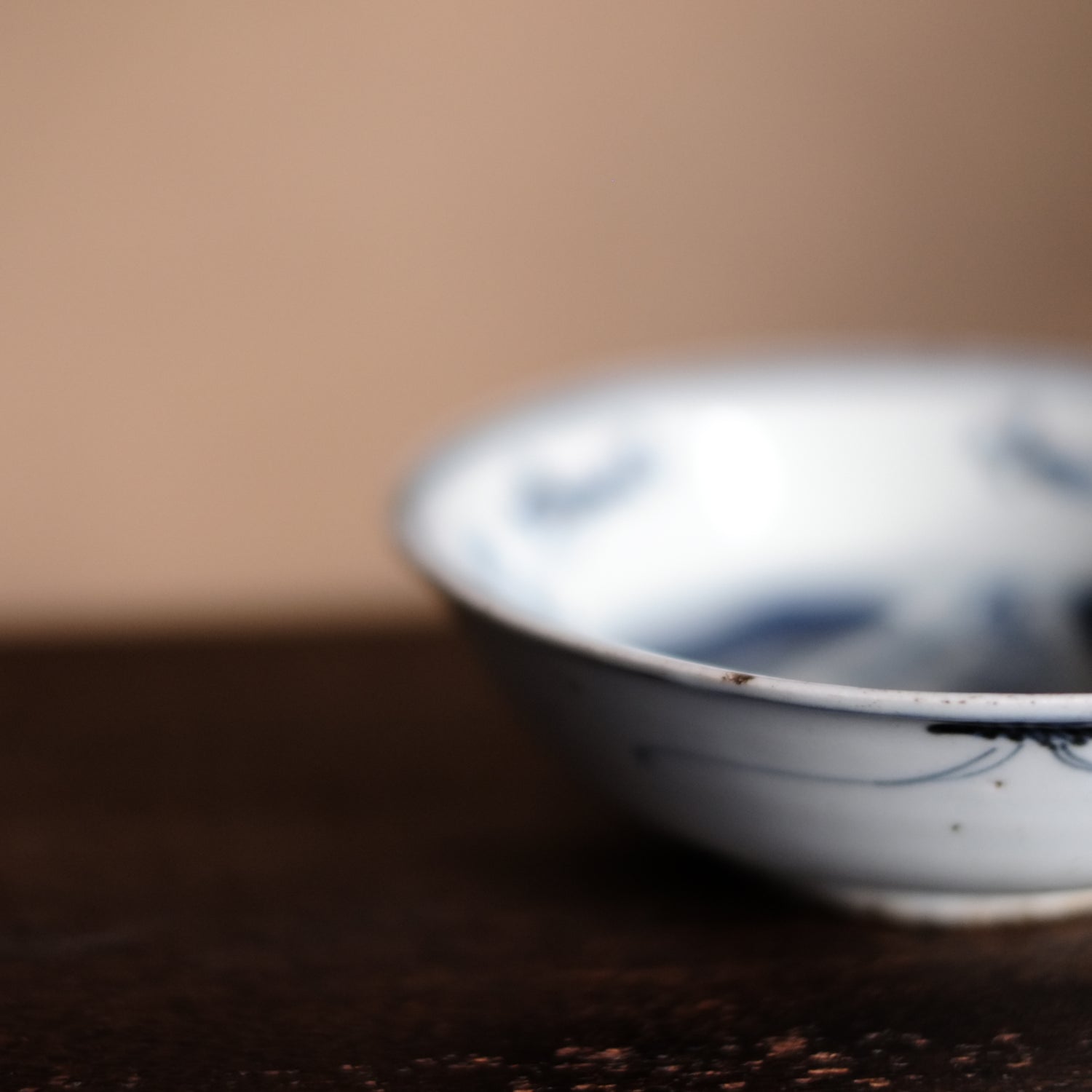 古染付 蓮子文 五寸 青花深皿(明末清初) – 逢季荘