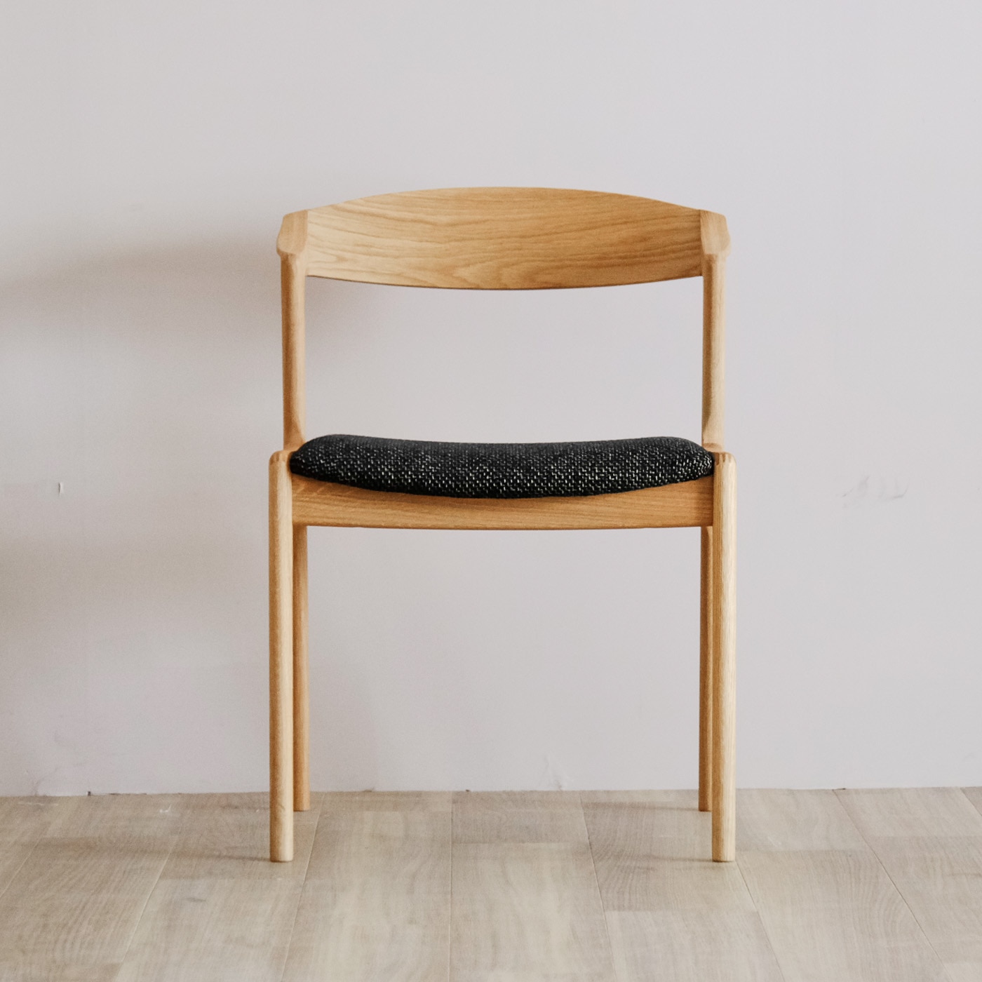 ユナ セミアームチェア (樹種レッドオーク 張地ランク合皮) | シキ