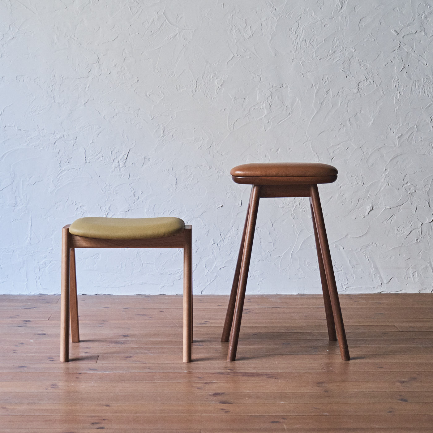 ノーマ スツール (樹種ブラックチェリー（ウレタン塗装） 張地本革