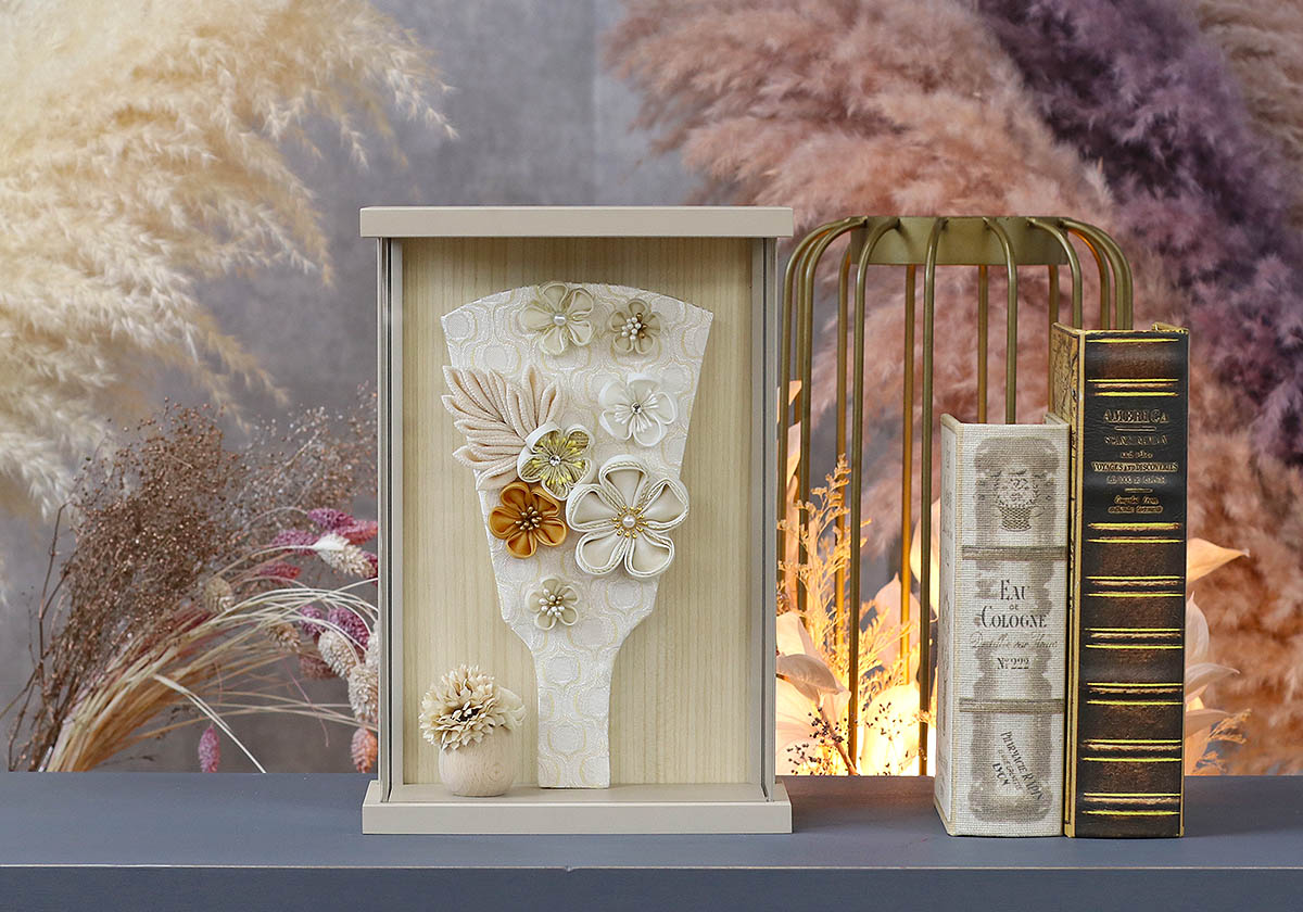 羽子板 お祝い 初正月 つまみ細工 白/モカ 壁掛け 額飾り モカ塗り