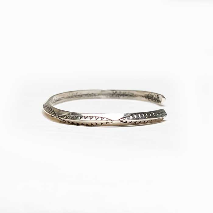 インディアンジュエリー ナバホ族 スタンプ シルバー バングルINDIAN