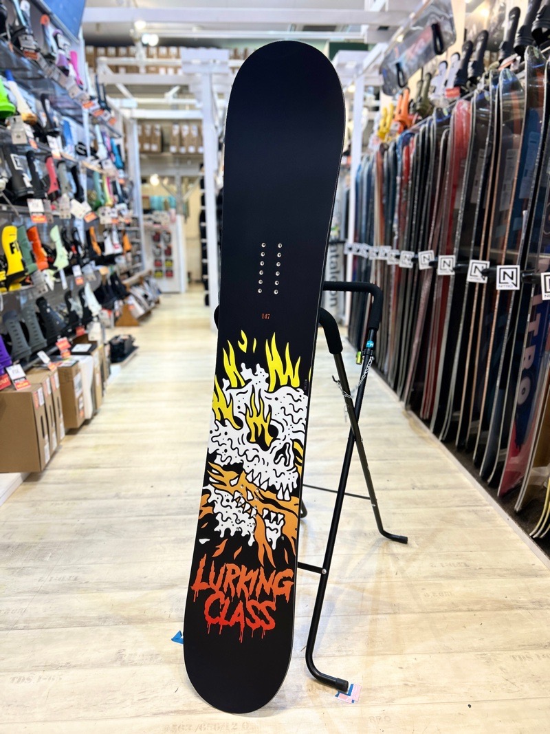 ラスト1点】メンズ スノーボード 板 型落ち LURKING CLASS FIRE SKULL