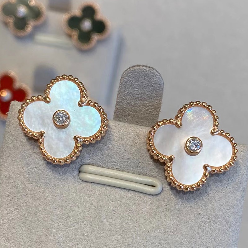 スタッドピアス 四葉クローバー ピンクゴールド シルバー ブラック