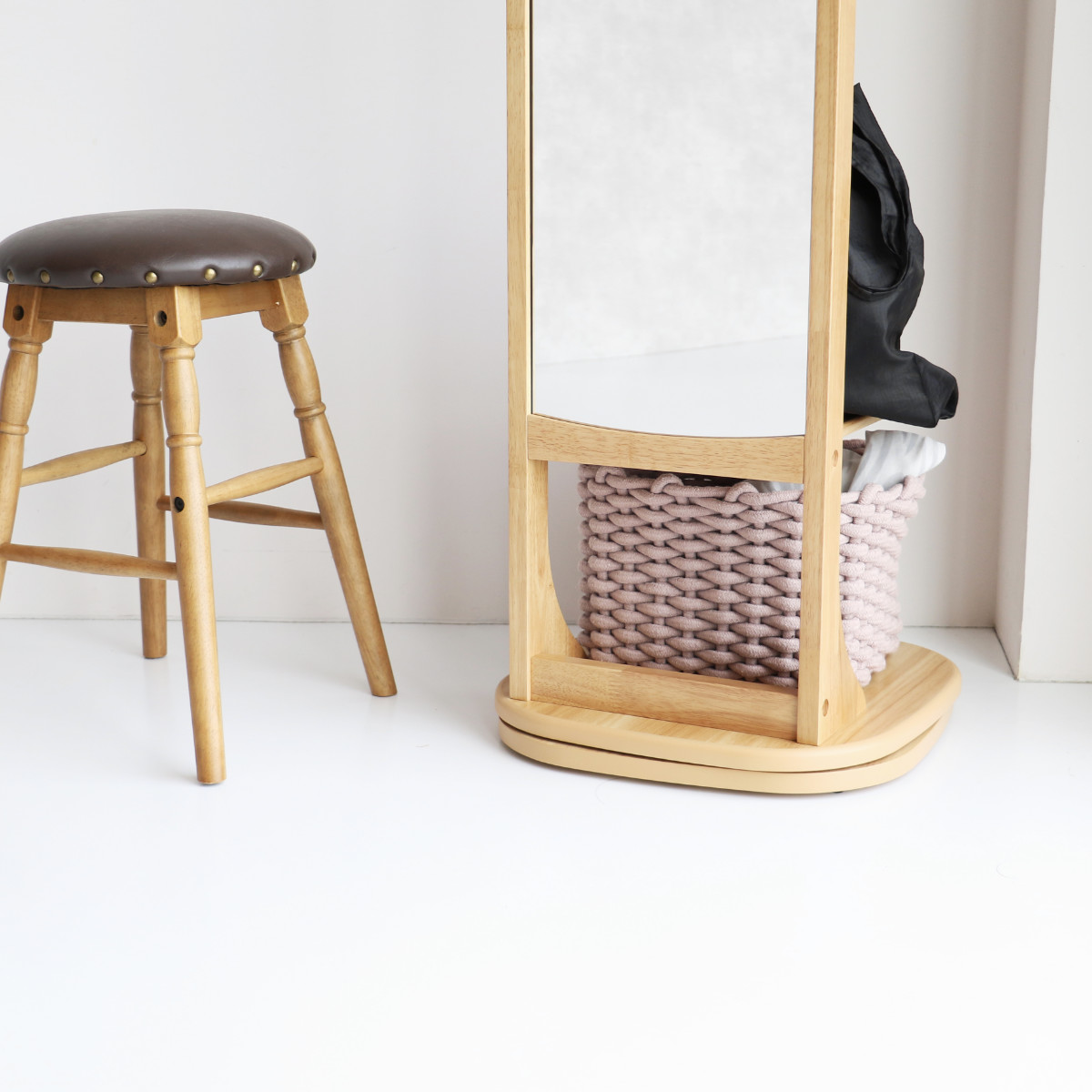 スタンドミラー 全身鏡 360度回転式 背面ハンガーラック 棚板付