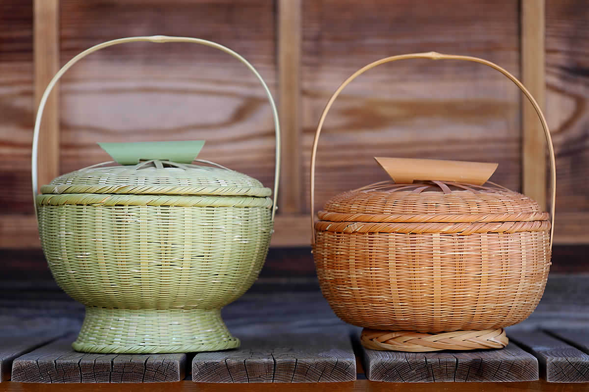 真竹手付き高足飯篭 蓋がカチリと閉まる竹籠編みの達人作 : 虎斑竹専門