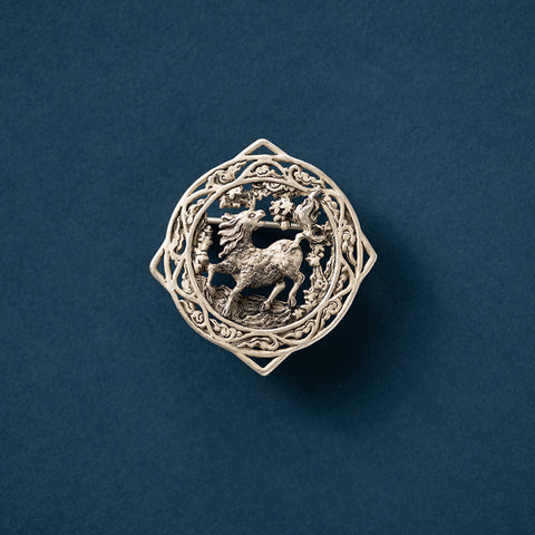 十二国記」ブローチ＜黒麒＞（帯留め金具付き） – 新潮ショップ