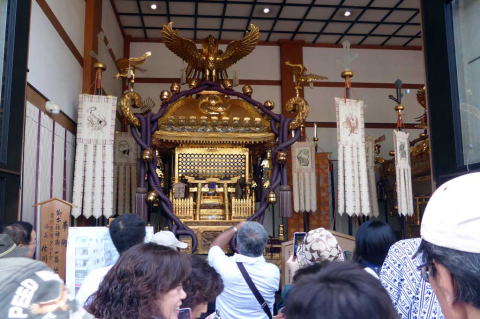 富岡八幡宮 ( 深 川 ま つ り )御本社一の宮神輿(日本一の黄金大神輿