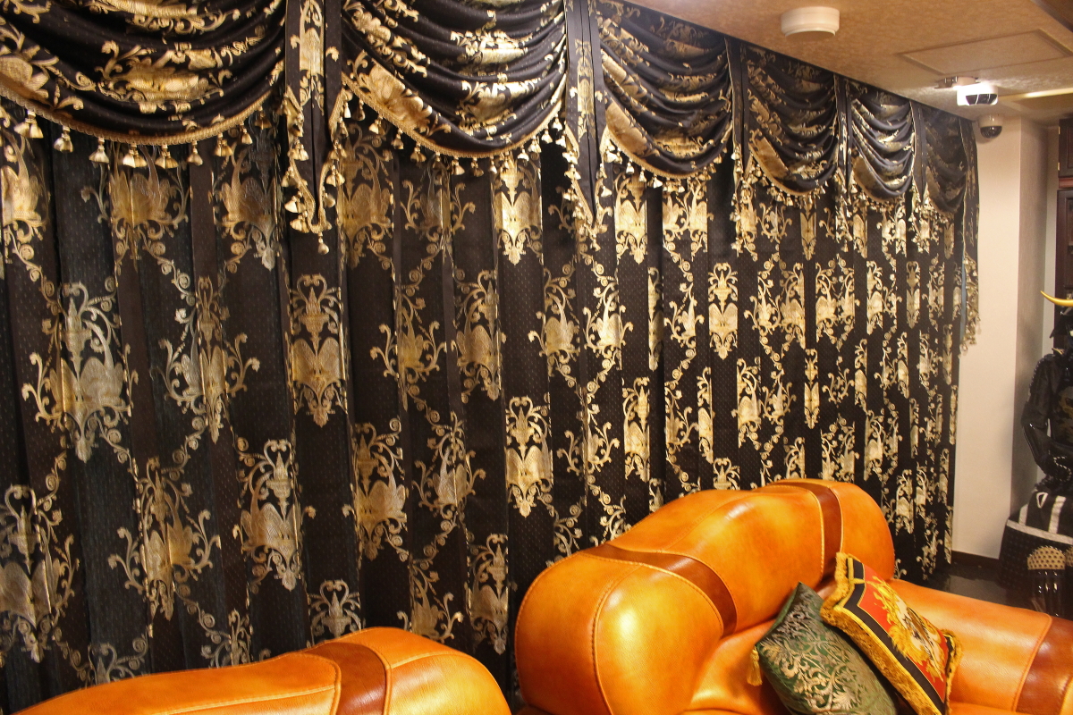 ドイツ製クラシックカーテンでオーストリアンスワッグ&テールバランス