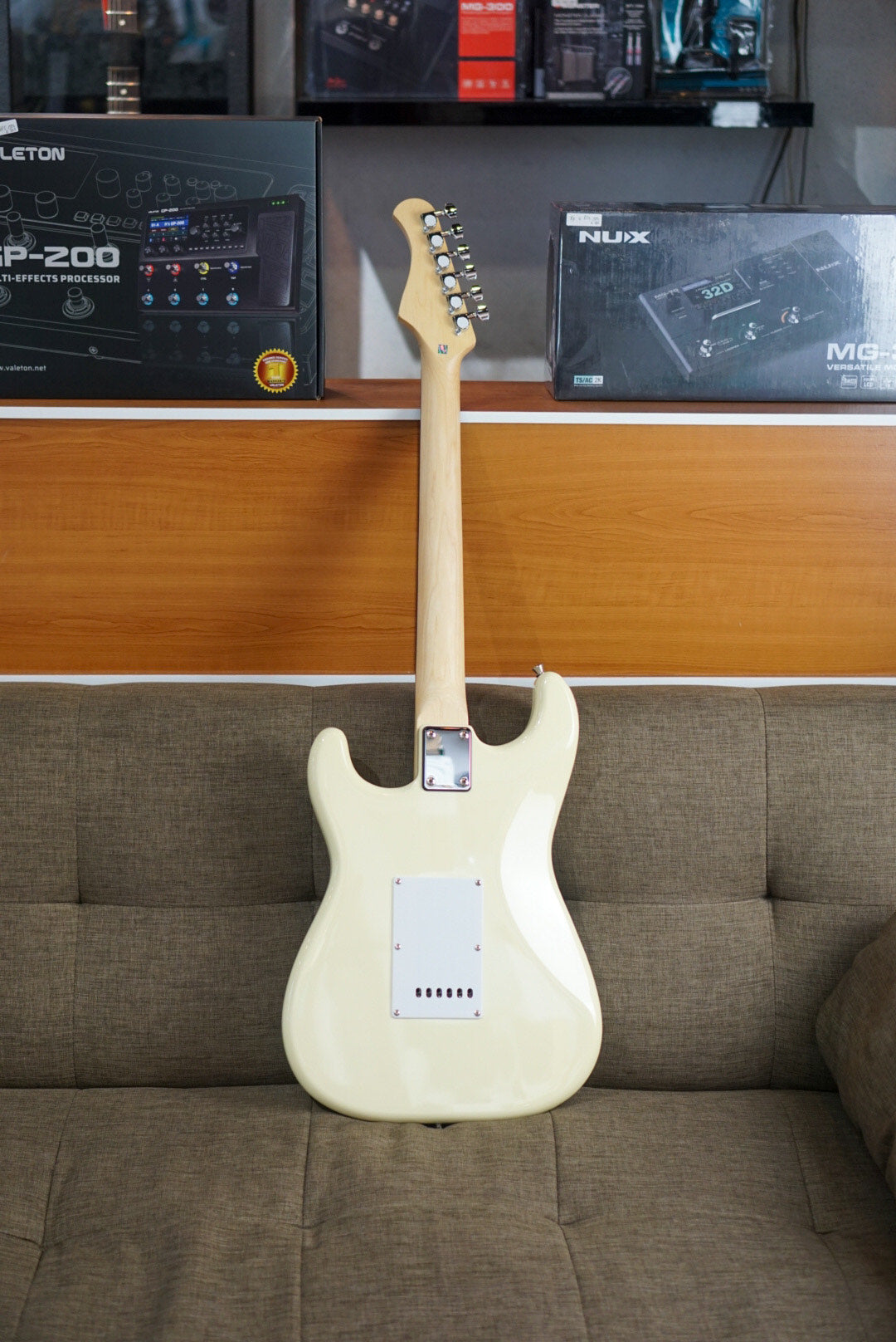 Bacchus universe BST-1R Olympic white – smosyumusic-com