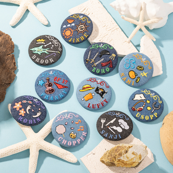 ワンピース】デニム刺繍缶バッジ Vol.1（全10種ランダム1個）: 雑貨