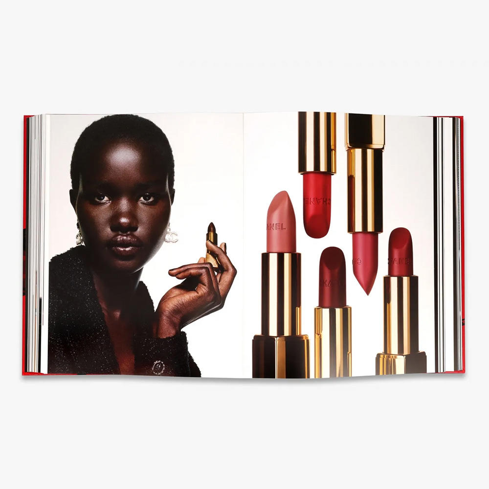 Chanel. The Allure of Makeup シャネルのメイクアップに特化した書籍