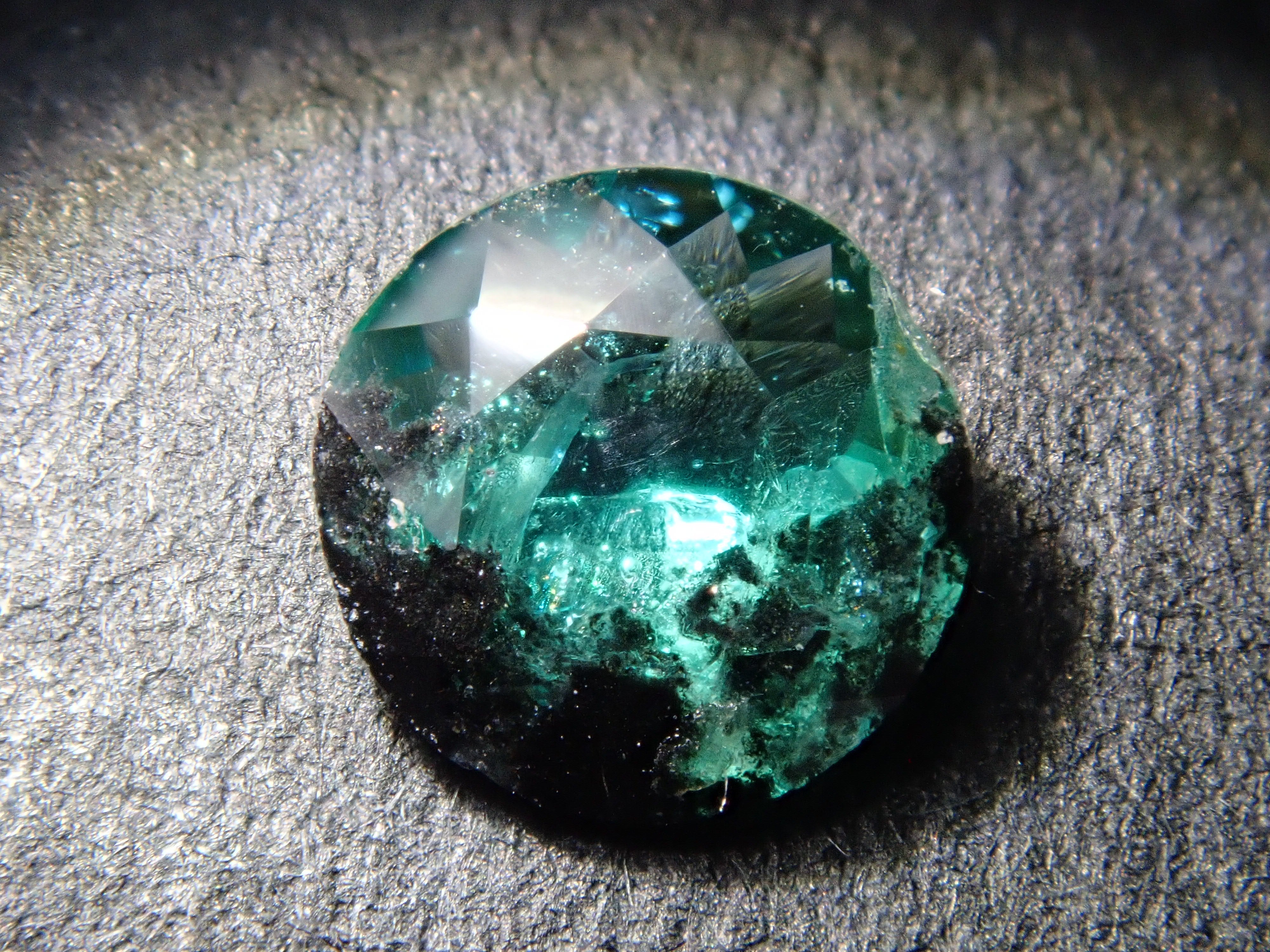 コロンビア産雲母インエメラルド 4.6mm/0.210ctルース