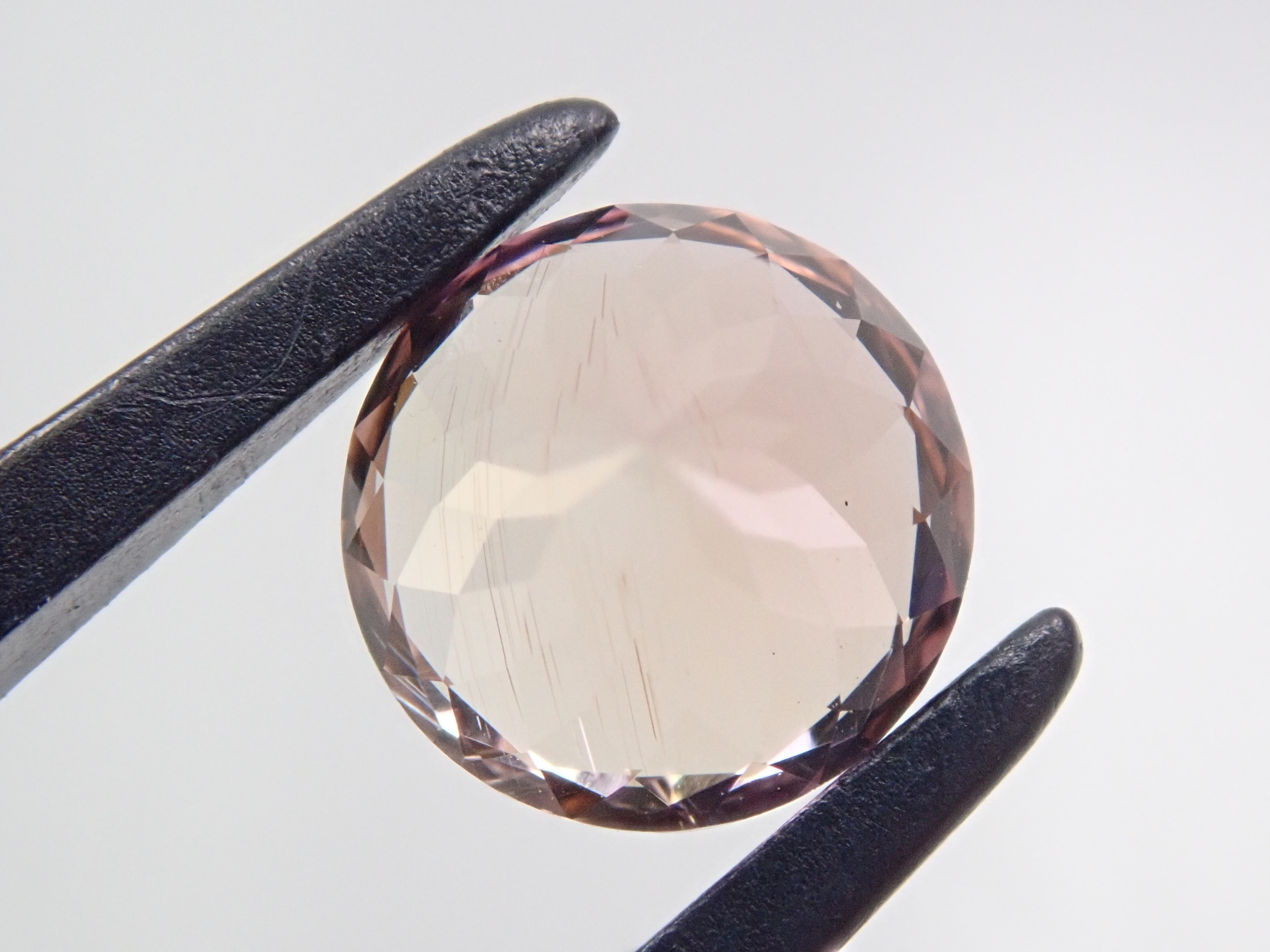 タンザニア産ピンクゾイサイト 6.6mm/1.393ctルース（ピーチタンザナイト）