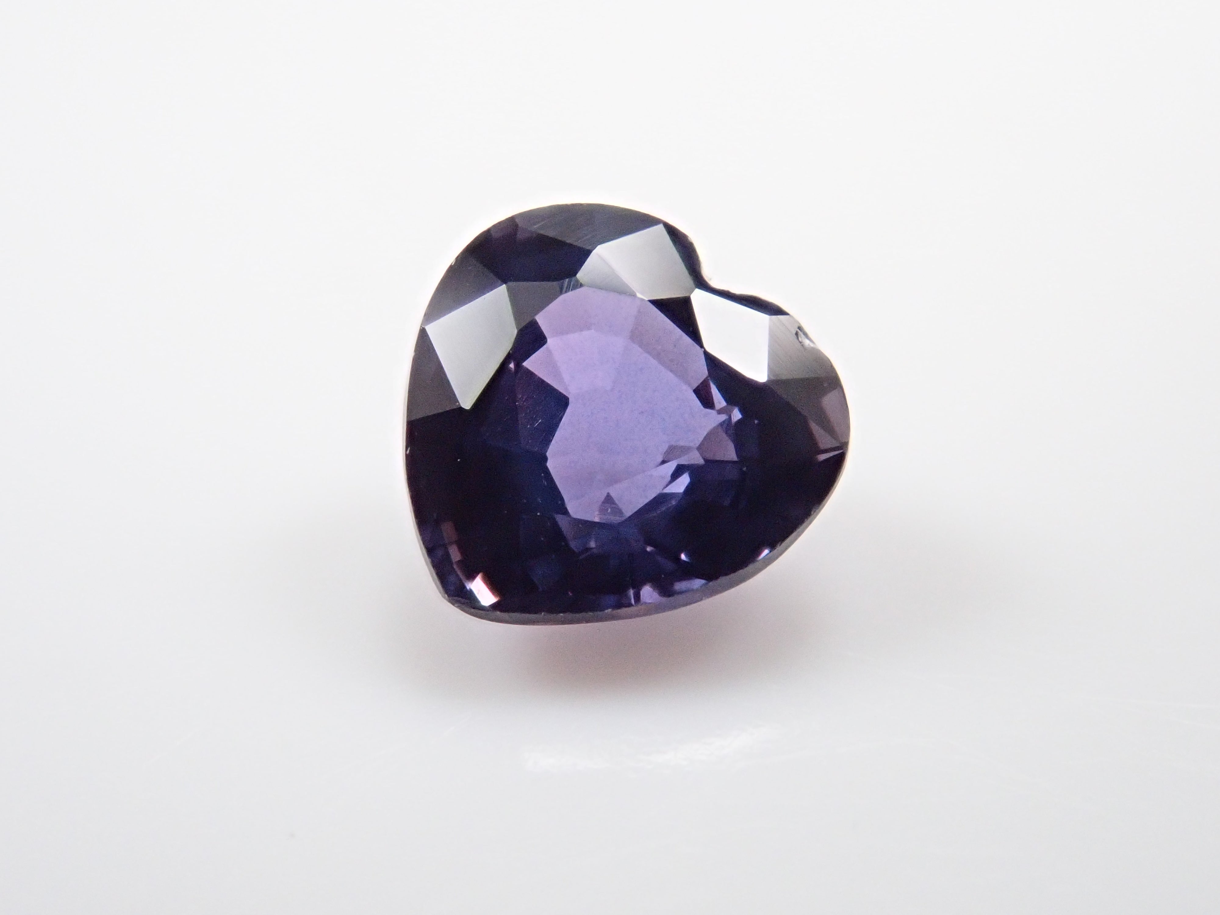 タンザニア産パープルサファイア 0.681ctルース (カラーシフト)