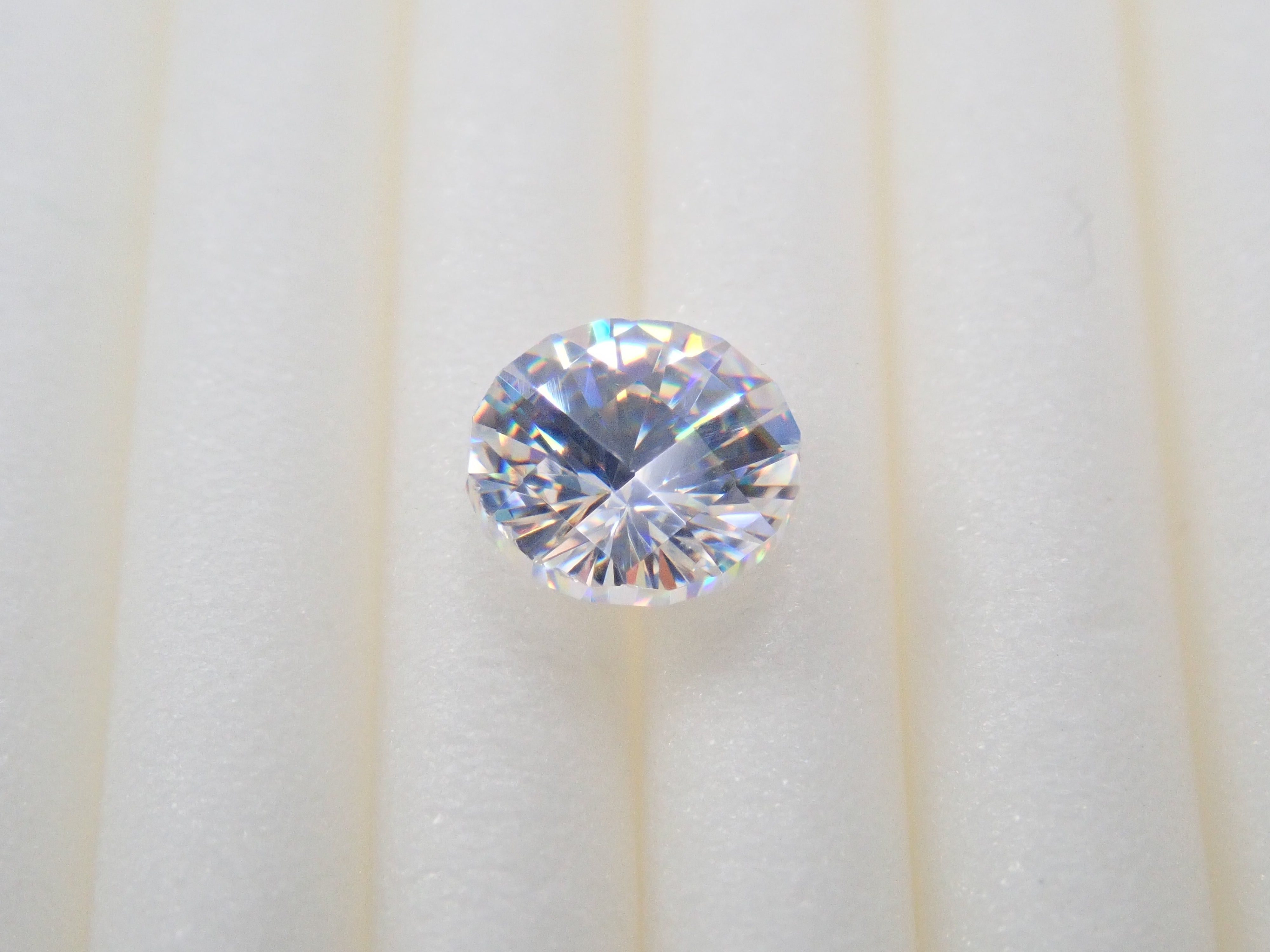 チタン酸ストロンチウム 0.688ctルース