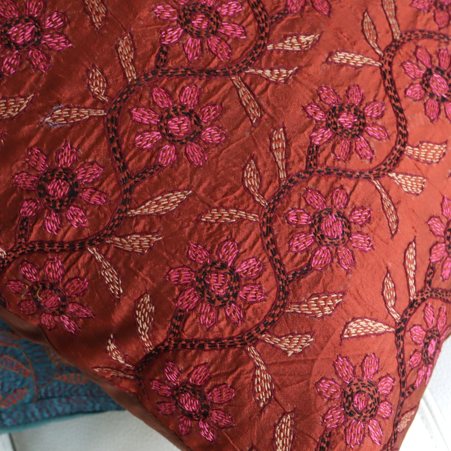 キリムスタイル / カンタ刺繍 シルク クッションカバー38×38cm レンガ