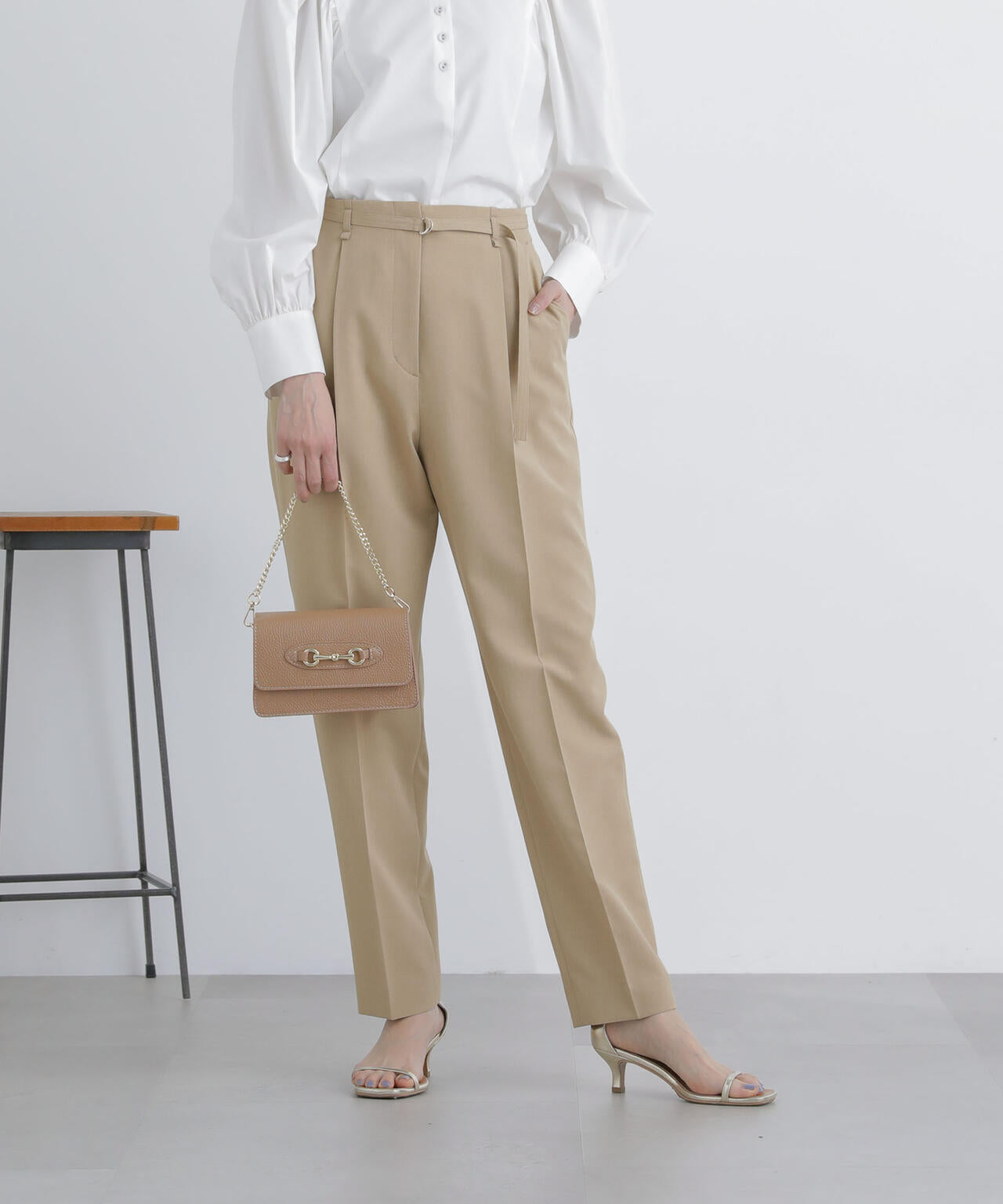 ライト ファンクション ベルト付き タック テーパード パンツ