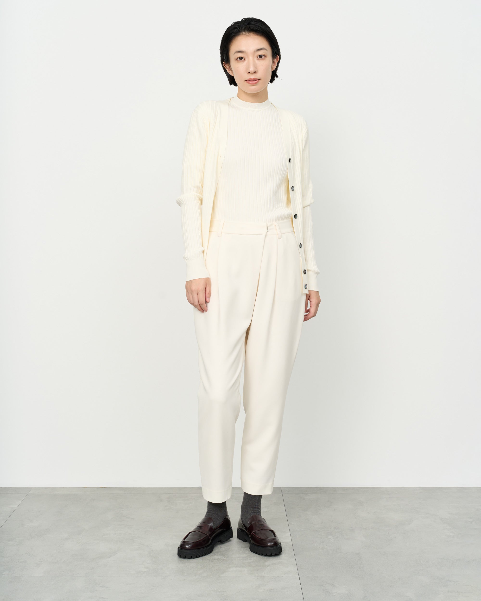 タックパンツ - SOÉJU online store｜上質な大人の女性のためのボトムス