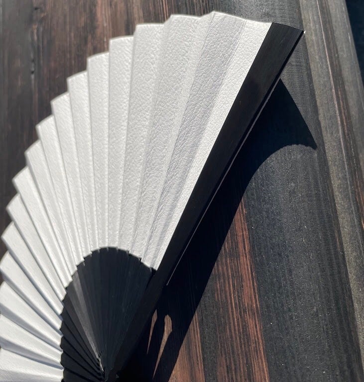 まるで和紙のような繊細さ。これまでの扇子と一線を画す、高級感溢れる