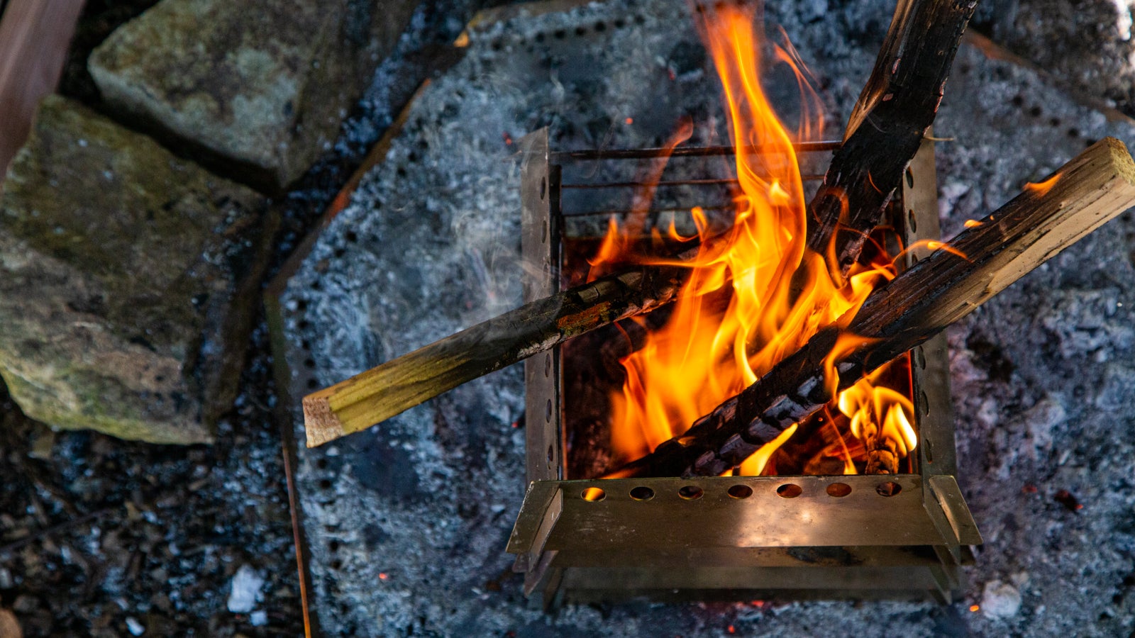 まるで直火気分！？低さにこだわった焚火台！五徳はもちろん別スタイル