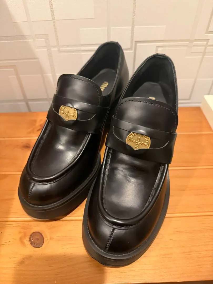 2026年最新】mIumIu メンズ ローファーの人気アイテム - メルカリ