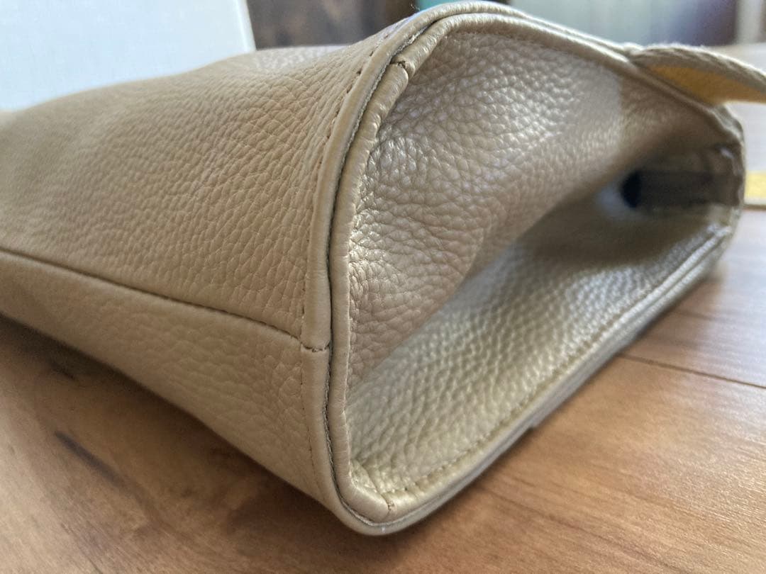 イアパピヨネ 【未使用】レザー ボディバッグの通販はau PAY