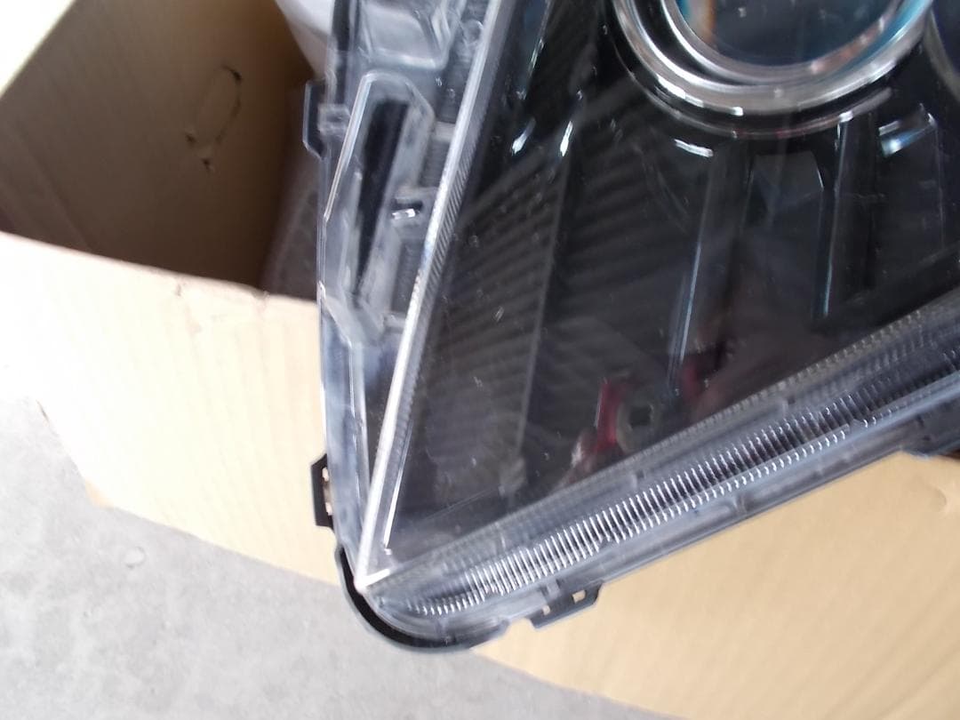 DAA-ZWR80W ヴォクシー右ヘッドランプユニット
