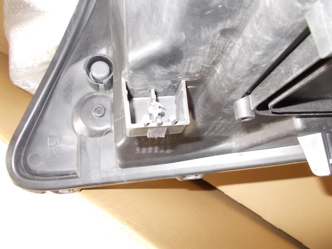 DAA-ZWR80W ヴォクシー右ヘッドランプユニット