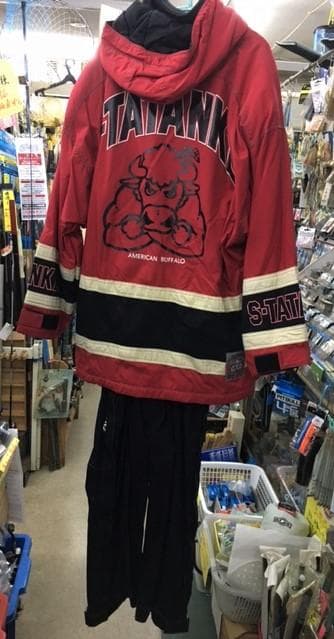 大巾値引！ＵＳＡバッファローが映えるスキースーツLLレッド、ブラックお買い得！