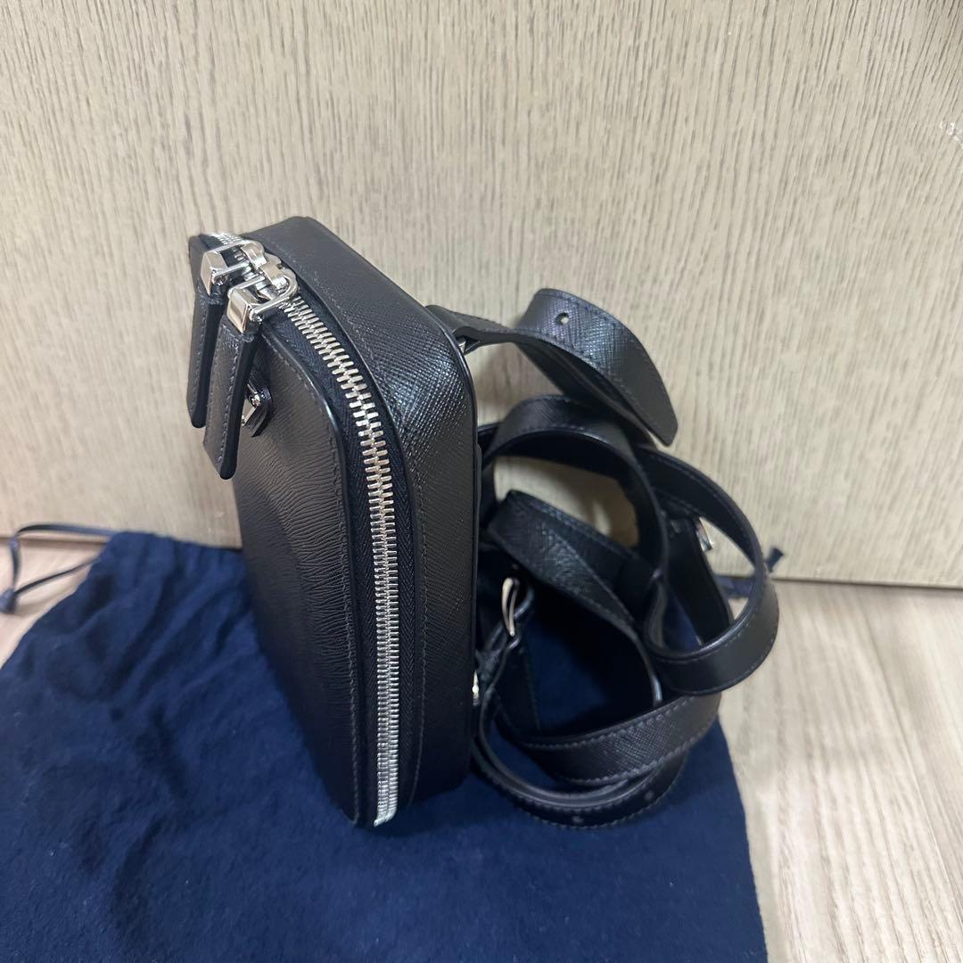 とっちゃんぼーい　【新品】PRADA サフィアーノトラベル ボディーバッグ