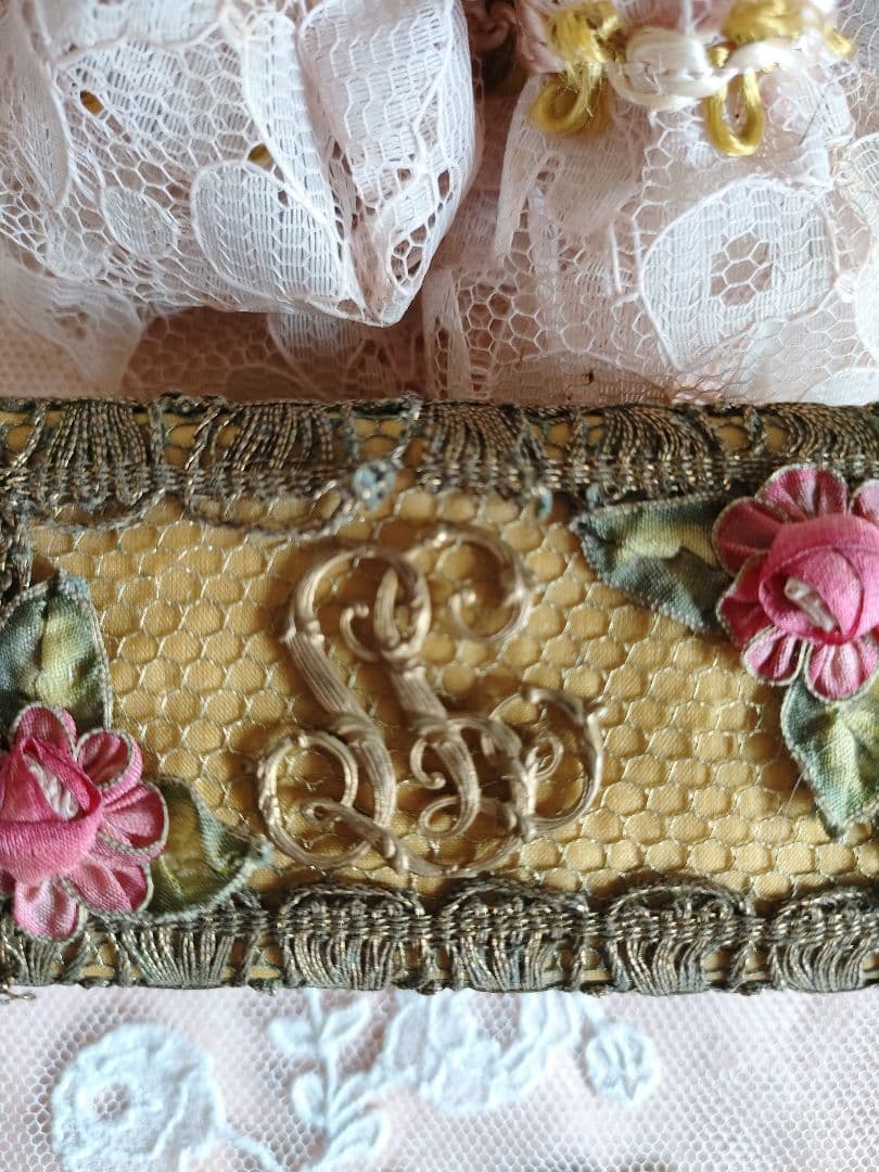 ロココリボンとメタルブレードのカルトナージュボックス&モノグラムパーツと布花