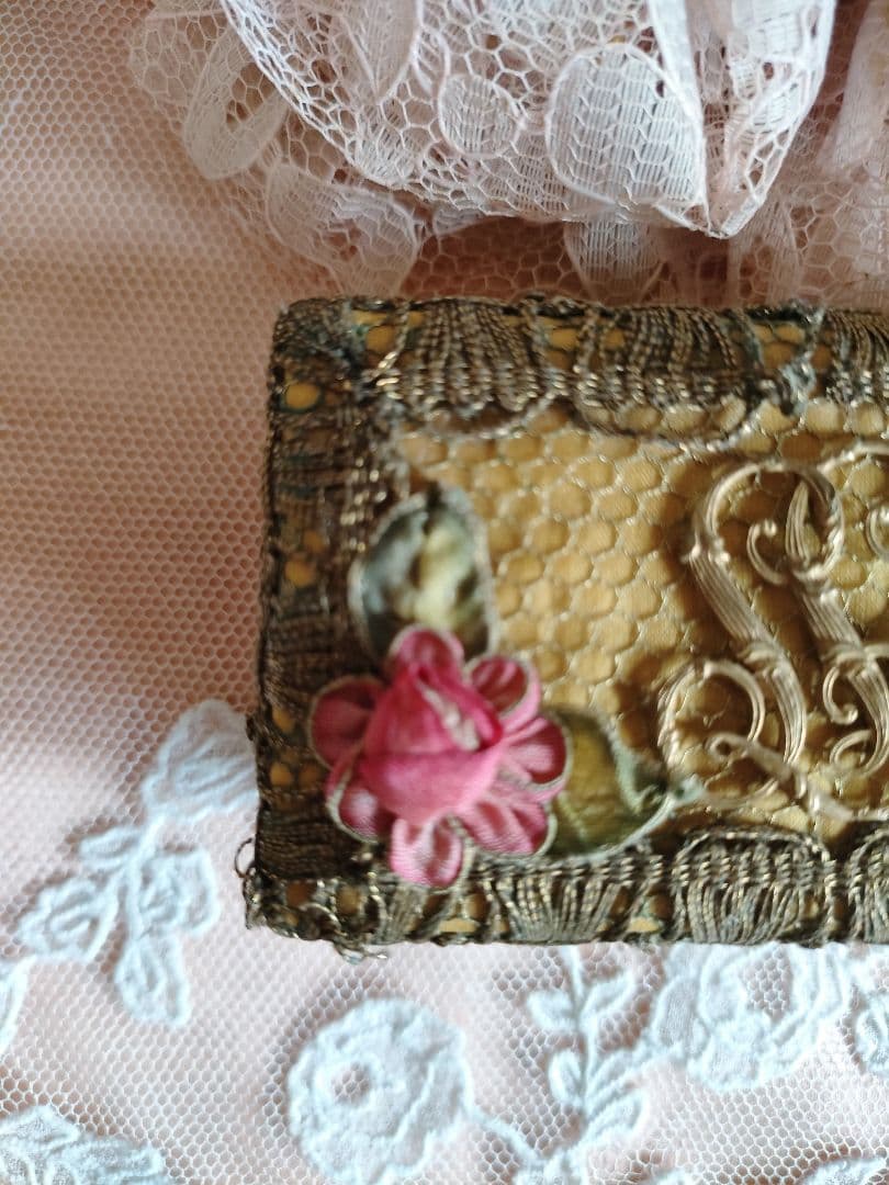 ロココリボンとメタルブレードのカルトナージュボックス&モノグラムパーツと布花